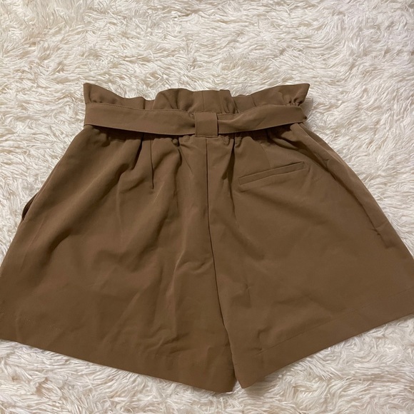 High waisted shorts with pockets - Picture 2 of 3